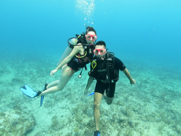 Combo Tour VIP + Buceo + Vuelta a la Isla en Chiva en San Andrés con Exploria 21 Combo Tour VIP + Buceo + Vuelta a la Isla en Chiva en San Andrés Islas