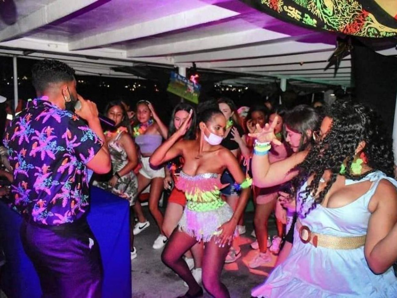 Fiesta en yate bahia San Andres